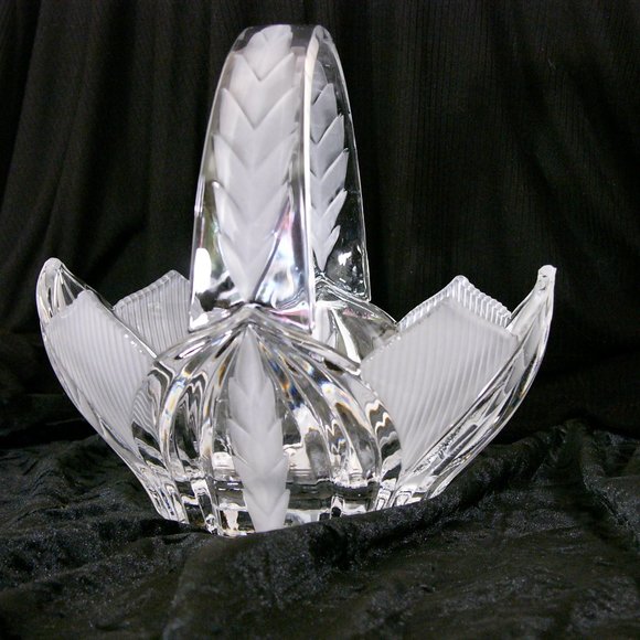 Crystal Glass Basket Scalloped Pointed Edges Etched Leaves 8.5 Inches High - Picture 2 of 5